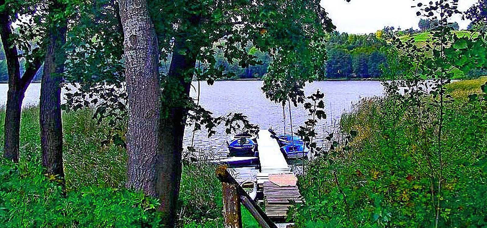 Pomost z łódkami i kajakiem na jeziorze